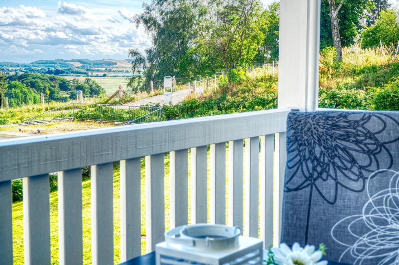 Meeresblick Fewo: Seaside Retreat with Balcony and Spa Access Goehren  Exterior photo